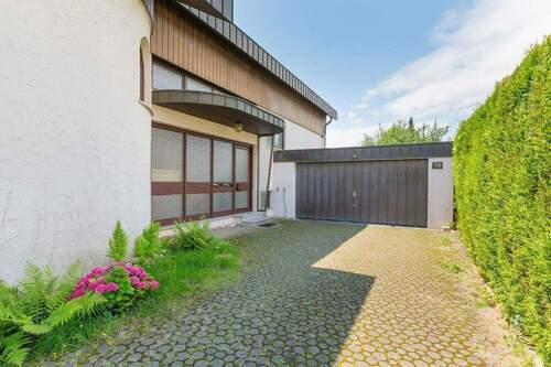 Hauseingang / Garagenzufahrt - 