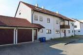 Außenansicht Eingangsbereich - Gepflegtes Reiheneckhaus in ruhiger Lage von Günzburg – viel Platz, pflegeleichter Garten und kurzfristigem Bezug