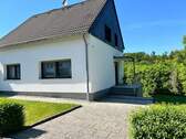 Frontansicht - * Schönes Freistehendes Einfamilienhaus * 2 Garagen* traumhaftes Grundstück