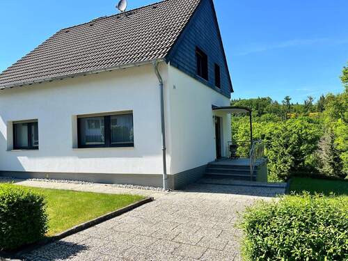 Frontansicht - * Schönes Freistehendes Einfamilienhaus * 2 Garagen* traumhaftes Grundstück