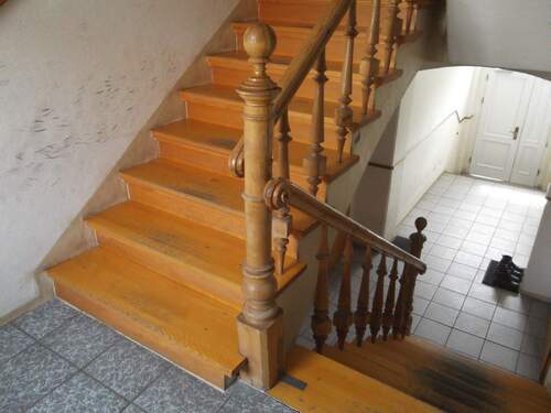 Treppenhaus Blick zum Eingang - 