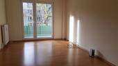 Wohnzimmer + Balkon - 3 Zimmer Etagenwohnung zum Kaufen in Berlin