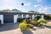 Titelbild - Stilvoller Bungalow mit Einliegerwohnung, Pool und weitläufigem Garten