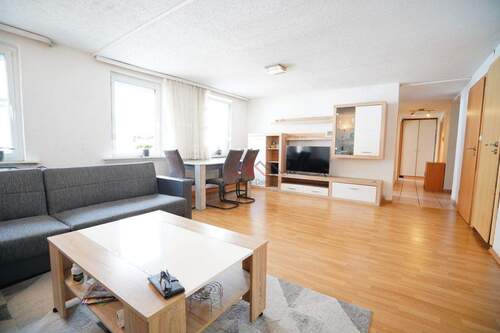 Wohnzimmer.. - Stadtnahe 4 12-Zimmer-Wohnung mit Gartenanteil und Ausbaupotenzial!