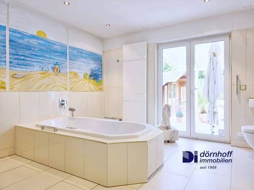 Badeoase im EG mit direktem Zugang zum Poolbereich – exklusiver Komfort für Genießer - 