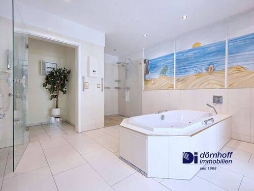 Badeoase im EG mit direktem Zugang zum Poolbereich – exklusiver Komfort für Genießer - 