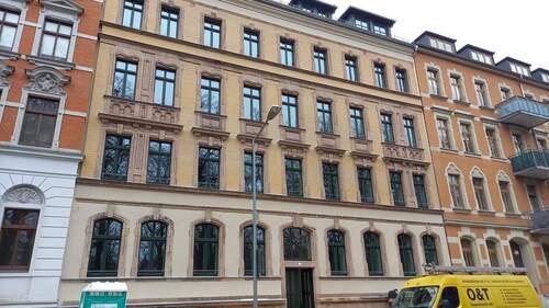 Hausansicht - direkt am Schloßteich: 3-Zimmer-Wohnung mit Fußbodenheizung, Einbauküche und Balkon