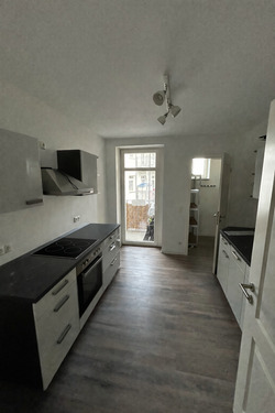 Küche mit EBK, Blick zum Abstellraum - 