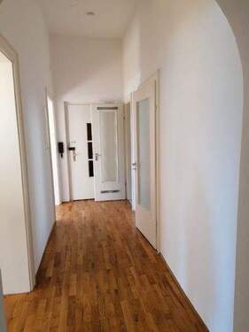 Flur mit Blick zum Eingang - 