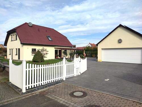 Einfahrt mit Garage - Einfamilienhaus mit 292,00 m&sup2; in Erfurt zum Kaufen