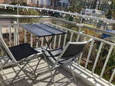 Balkon mit Tisch und Stühlen - 