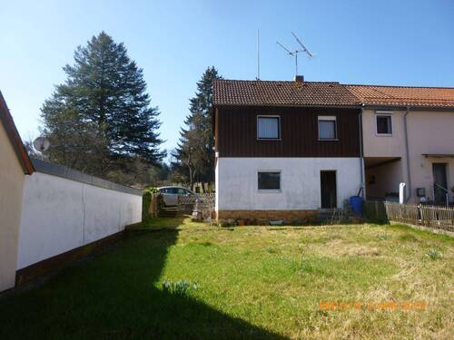 Haus und Garten von hinten. - 2 Zimmer Mehrfamilienhaus, Wohnhaus zum Kaufen in Nordheim v.d.Rhön