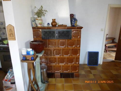 Kachelofen im Wohnzimmer - 2 Zimmer Mehrfamilienhaus, Wohnhaus in Nordheim v.d.Rhön