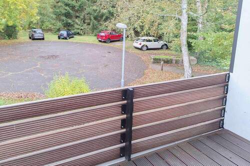 Blick vom Balkon auf Parkplatzt - 
