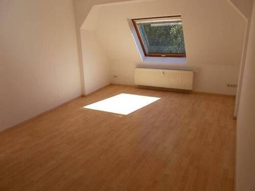 DSCN1659 - Günstige DG 3-Zimmer mit Laminat und Stellplatz in ruhiger Lage!