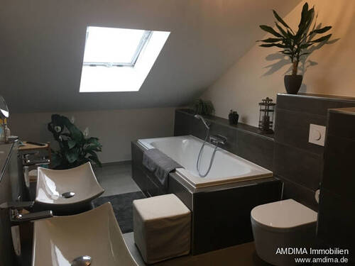 Bad mit Wanne - 3 Zimmer Etagenwohnung zum Kaufen in Nürnberg
