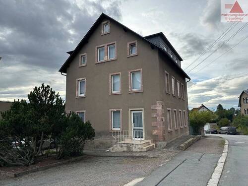 Straßenansicht - Charmantes Mehrfamilienhaus mit großem Potenzial & guter Sanierungsbasis in Neukirchen bei Chemnitz