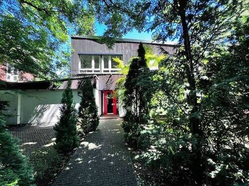 Ansicht - Dahlemer Bestlage direkt am Messelpark: sehr geräumiger, komplett sanierter Bungalow mit Atrium-Garten im angesagten Stil der 60er Jahre