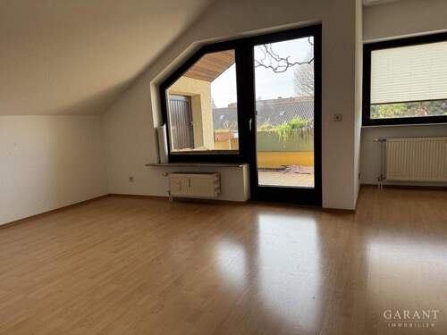 Wohnzimmer mit Balkon, linker Teil - 2 Zimmer Etagenwohnung zum Kaufen in Heilbronn