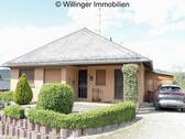 . Ansicht Eingang, Stellplatz und Garage - Haus in bester Lage am Diemelsee