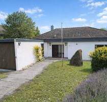 Wohnen im Grünen: Winkelbungalow mit Einliegerwohnung in Mühlacker-Dürrmenz