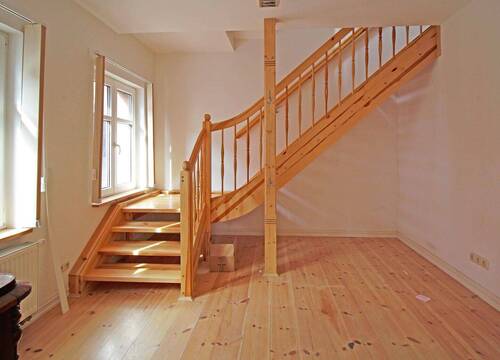 Raum mit Treppenaufgang - 