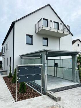 Haus m. Hubtisch - Mit KfW 55 Förderung - 2-Zimmer-Wohnung im DG mit Balkon