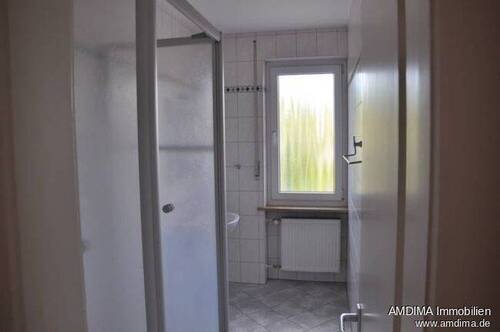 Bad mit Wanne und Dusche - 