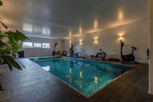 Indoor-Pool beheizt.jpg - 9 Zimmer, 3 Küchen, 3 Bäder, 70m² Innenpool, 40 m² Wintergarten, Doppelgarage, etc.