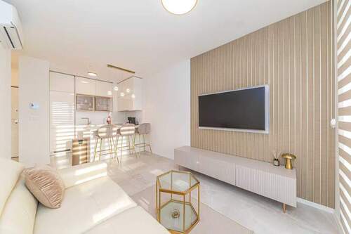 Großzügiger offener Wohn- und Essbereich mit moderner Küche - 2 Zimmer Etagenwohnung zum Kaufen in Split