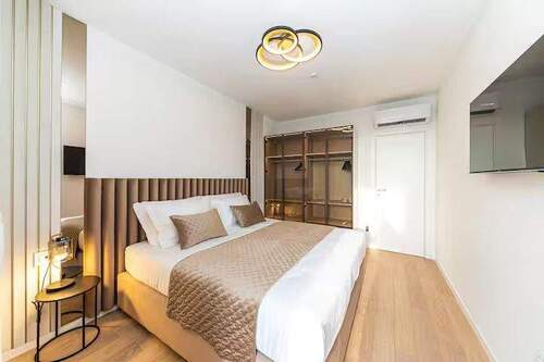 Elegantes Schlafzimmer mit stilvollem Design und warmem Ambiente - 
