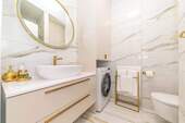Badezimmer mit modernem Design und hochwertigen Details - 