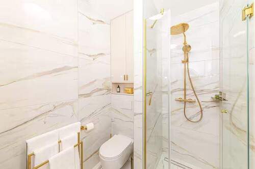 Zeitgemäßes Badezimmer mit bodentiefer Dusche - 