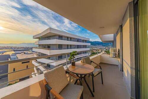 Weitläufiger Balkon mit traumhaftem Ausblick über die Stadt - 