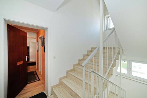 Wohnungseingang vom Treppenhaus - 3 Zimmer Etagenwohnung zum Kaufen in Unterföhring