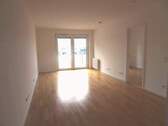 Wohnzimmer mit Zugang zur Terrasse - 2 Zimmer Terrassenwohnung in Berlin
