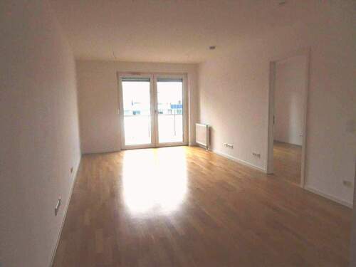 Wohnzimmer mit Zugang zur Terrasse - 2 Zimmer Terrassenwohnung in Berlin