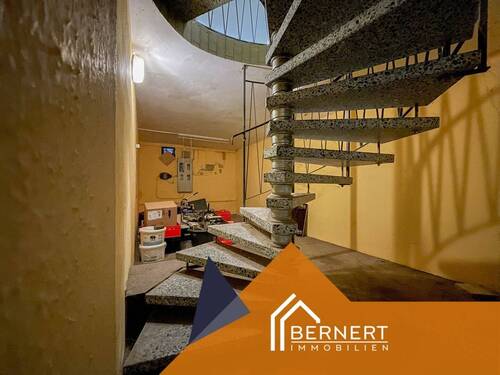 Lagerraum 3 mit Treppe Büro - 