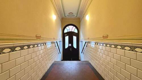 Hauseingang - Etagenwohnung mit 110,00 m&sup2; in Leipzig zum Kaufen