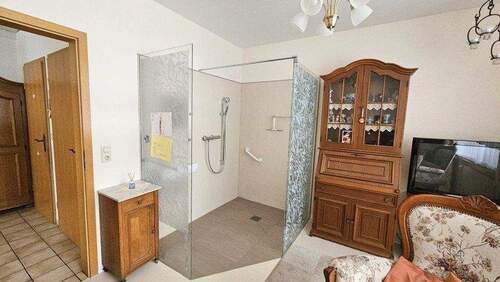 Gastzimmer mit Dusche und Waschbecken - 