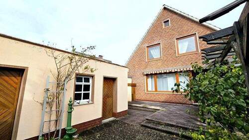 Haus mit Terrasse u. Nebengebäude - 