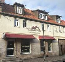 Gewerbe trifft Wohnen: Haus mit Ladenfläche & Maisonette-Wohnungen - Kölleda