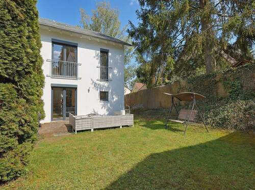 Großer Garten mit Terrasse und Rasenfläche - 