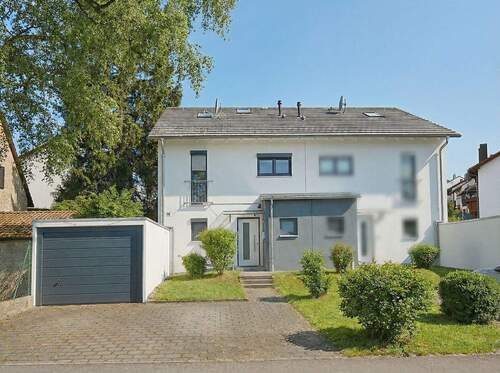 Großzügige Doppelhaushälfte mit Garage und Stellplatz - Platz für die Familie: Lichtdurchflutete Doppelhaushälfte mit großzügiger Terrasse