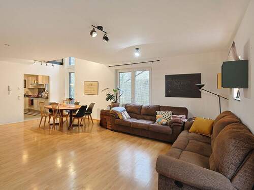 Einladender Wohn- und Essbereich mit offener Küche - 5 Zimmer Doppelhaushälfte in Waldenbuch