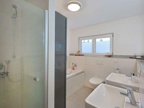 Badezimmer mit Duschkabine, Badewanne und Doppelwaschbecken - 