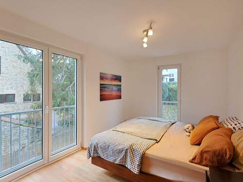 Gemütliches Schlafzimmer mit bodentiefen Fenstern - 