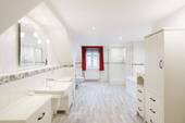 Bad mit Wanne und Dusche im OG - 