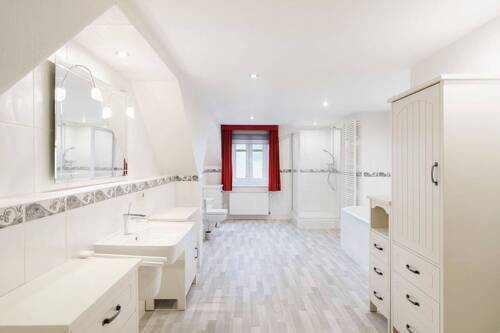 Bad mit Wanne und Dusche im OG - 