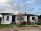 Hausansicht - Ihr neues IMMOBILIEN QUARTIER: Imposanter Bungalow mit viel Potenzial in Bad Nenndorf